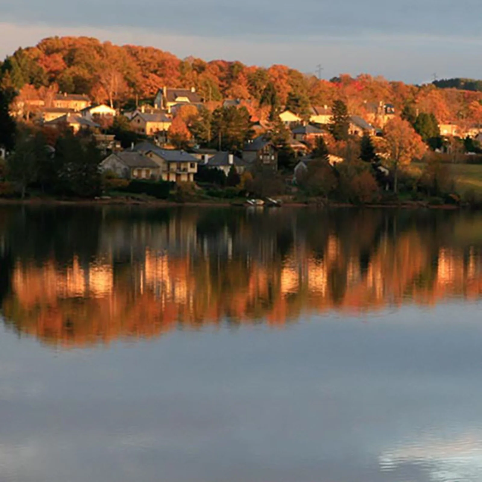Levé de soleil sur le lac