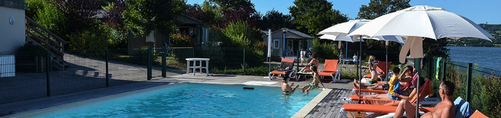 La piscine, repose au bord de l'eau