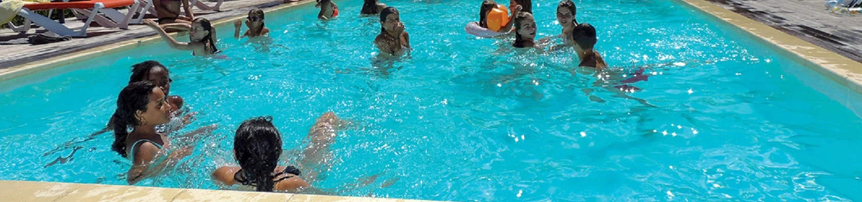 La piscine, jeux avec les ados