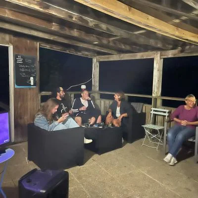 Le bar du Hameau des Lacs : un espace convivial pour se détendre