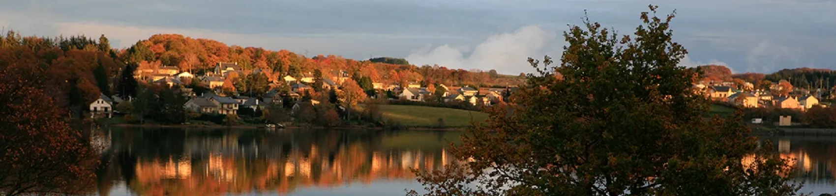 couche de soleil Levé de soleil sur le lac